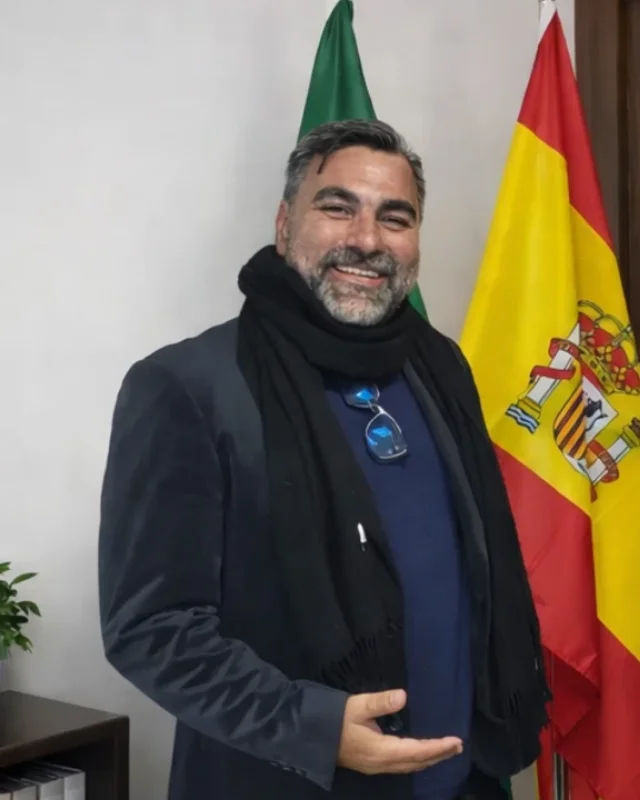 Ezequiel Vaz em frente à bandeira da Espanha